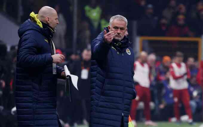Mourinho bị kiện vì sỉ nhục đối thủ và trọng tài