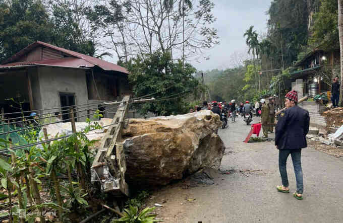 Lở núi làm sập nhà dân