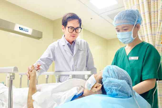 Bà cụ ba lần ung thư da ở lòng bàn tay