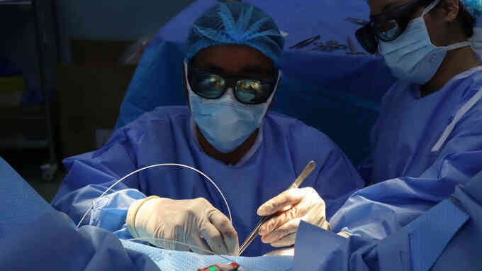 Bác sĩ tiên phong dùng laser chữa trĩ