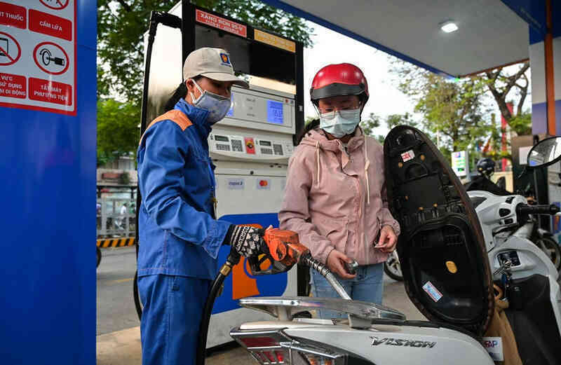 Giá xăng dầu đồng loạt giảm, RON 95 về sát mốc 21.000 đồng/lít