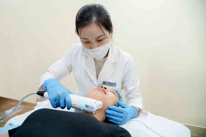 Kết hợp sóng siêu âm và laser chữa da sạm màu, chảy xệ