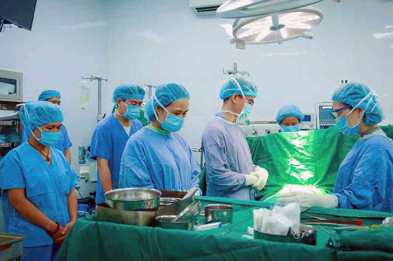 Hàng chục bác sĩ cúi đầu tri ân 3 bệnh nhân