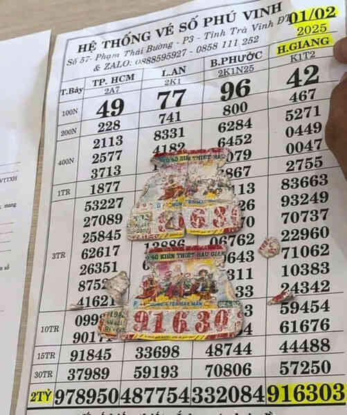 Người đàn ông suy sụp vì trúng 2 tờ vé số đặc biệt nhưng bị rách nát
