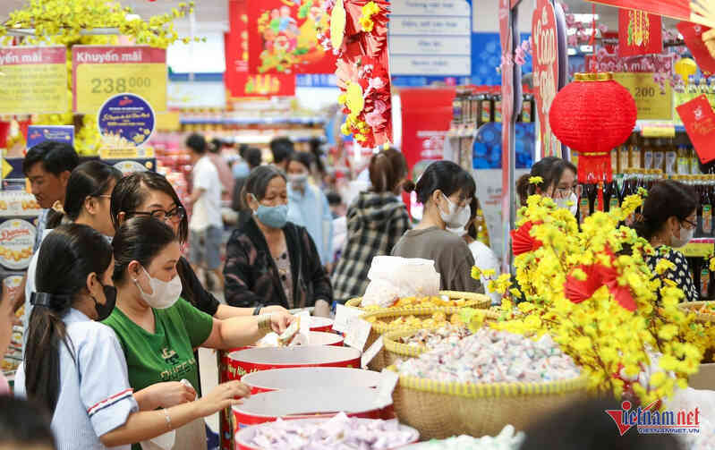 Người dân TPHCM mạnh tay sắm Tết hơn năm trước