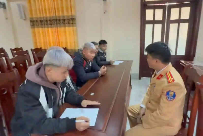 Phạt hơn 121 triệu đồng với nhóm học sinh tháo biển xe máy đi vào cao tốc