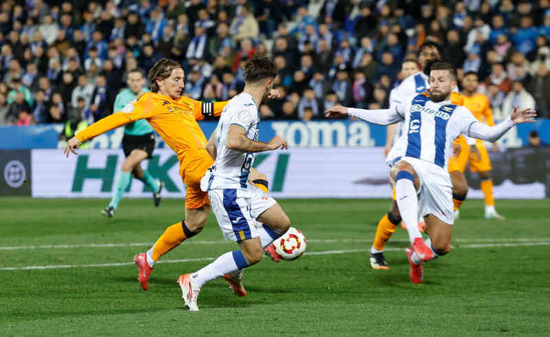 Real Madrid căng thẳng: Cơn giận Modric và Vinicius xấu xí