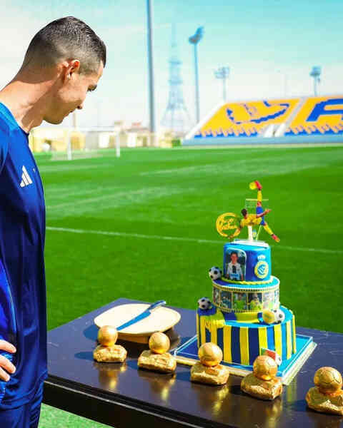 Ronaldo được Al Nassr tặng bánh sinh nhật độc đáo mừng 40 tuổi