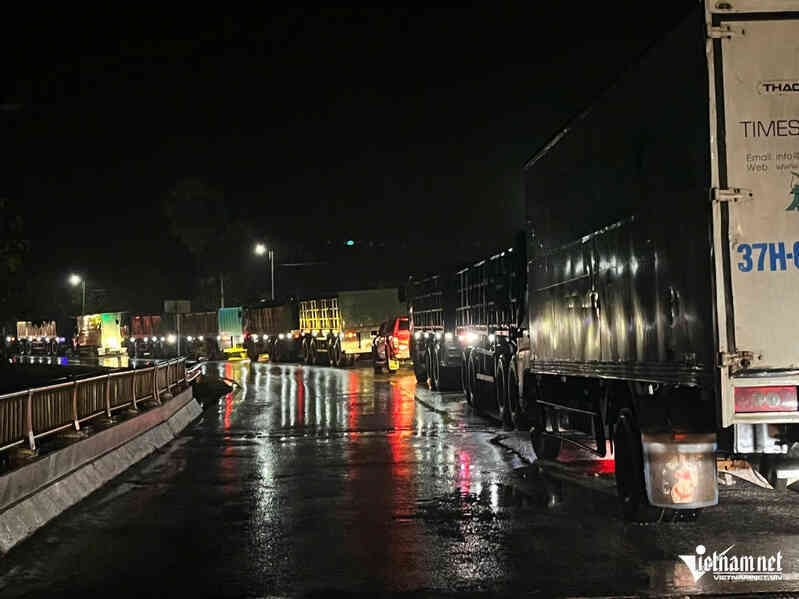 Hàng trăm ô tô `chôn chân` nhiều giờ trên quốc lộ ở Hà Tĩnh