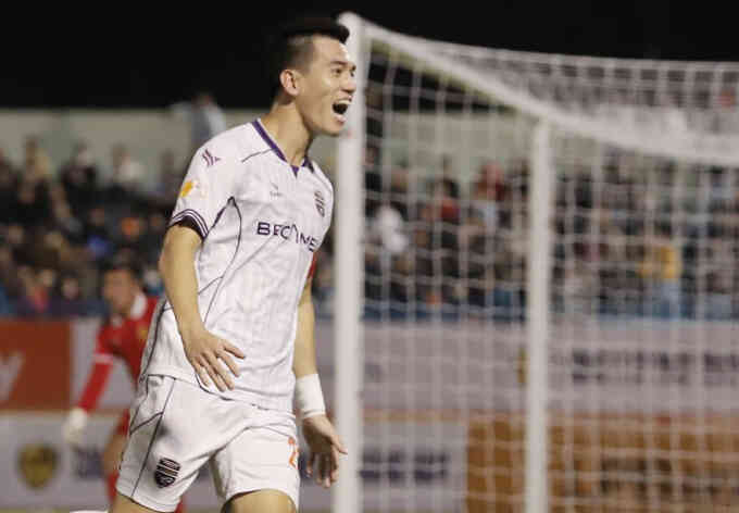 Tiến Linh vượt Xuân Son ở cuộc đua phá lưới V-League