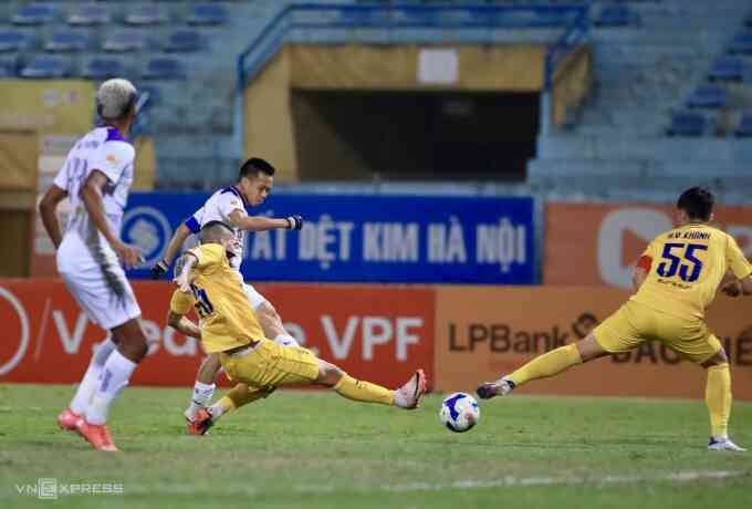 Văn Quyết giúp Hà Nội FC thắng đậm nhất mùa này