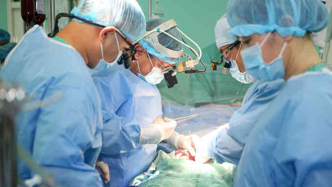 Hồi sinh nhờ ghép tim từ người hiến chết não