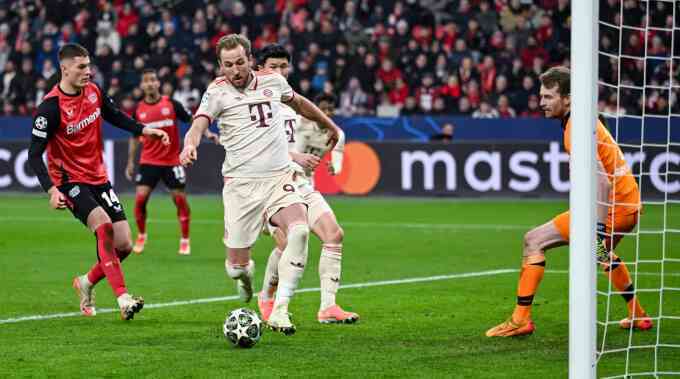 Kane đưa Bayern vào tứ kết Champions League