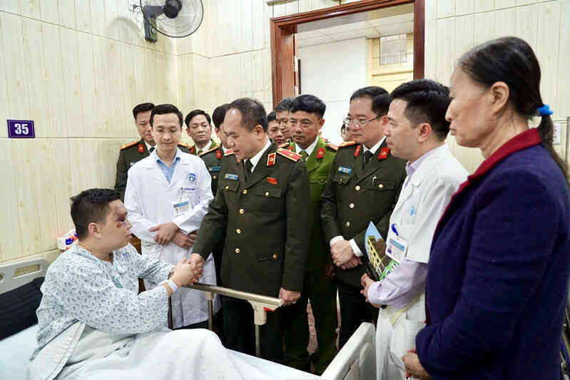 Thiếu tướng Nguyễn Thanh Tùng thăm chiến sĩ bị xe mô tô tông khi làm nhiệm vụ