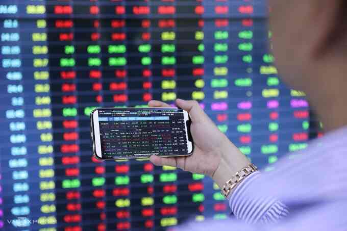 Vì sao VN-Index vượt 1.300 điểm, nhà đầu tư vẫn khó lãi?