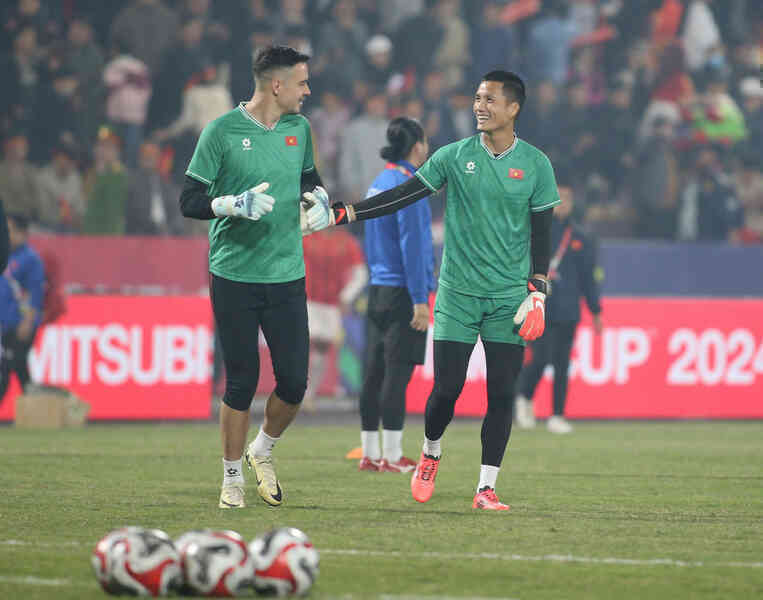 Đình Triệu bị đau, HLV Kim Sang Sik thay bằng gương mặt lạ