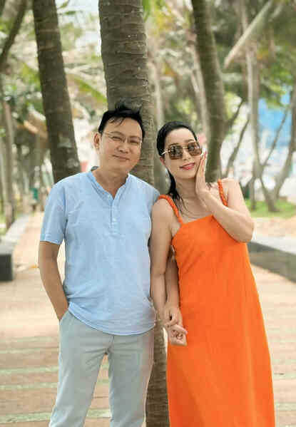 Trịnh Kim Chi tình tứ bên chồng, NSND Việt Anh vui vẻ khi có bạn gái kém 36 tuổi