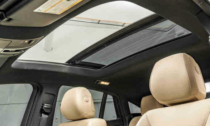 Chủ xe kiện Mercedes vì vỡ cửa sổ trời