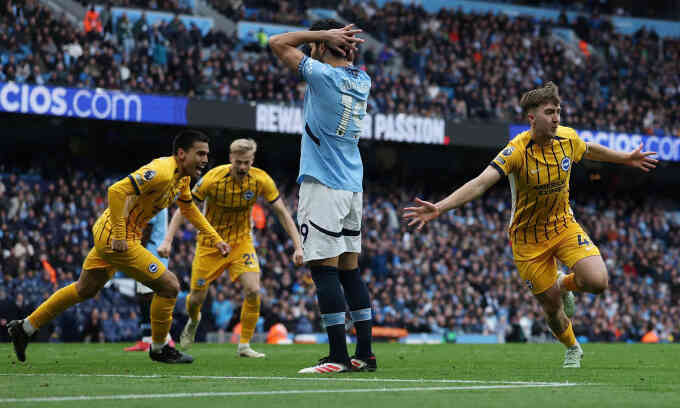 Man City rơi điểm vì bàn phản lưới của trung vệ Uzbekistan