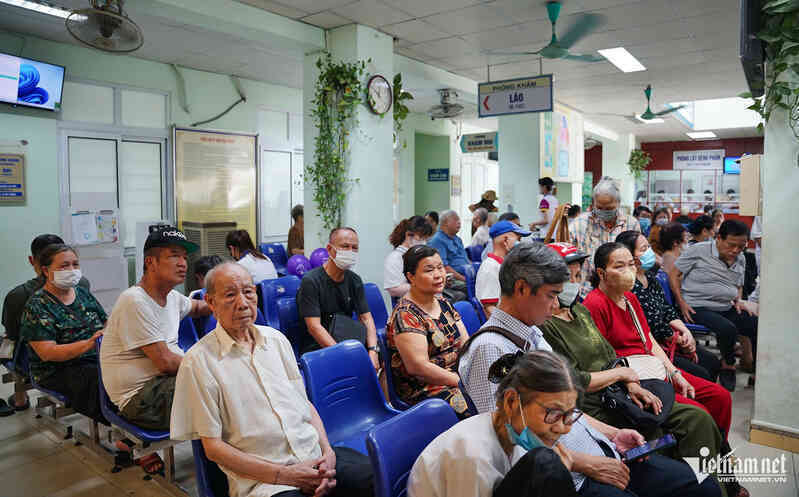 Bộ trưởng Y tế trả lời kiến nghị giảm phân biệt giữa khám bệnh dịch vụ và BHYT