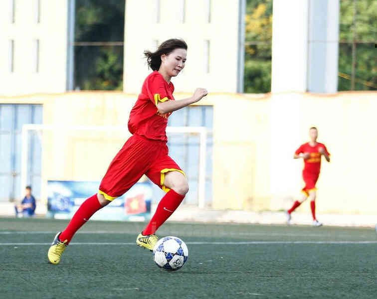 Vẻ đẹp không tuổi của hoa khôi bóng đá Ngọc Châm