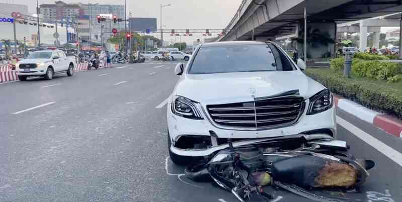 Vụ xe Mercedes tông hàng loạt xe máy ở Thủ Đức: Một nữ sinh viên tử vong