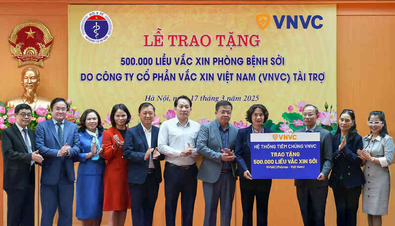 Hệ thống tiêm chủng VNVC trao tặng nửa triệu liều vắc xin sởi cho Bộ Y tế