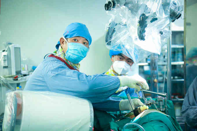 Đường mổ cột sống ít xâm lấn giúp bệnh nhân đi lại sau một ngày