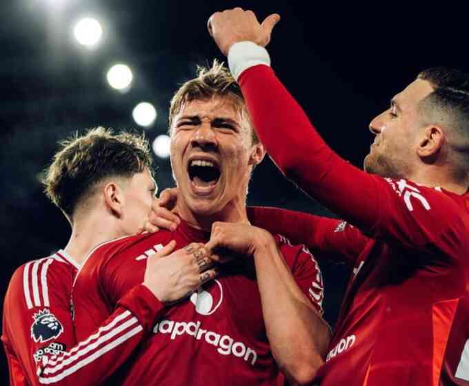 Hojlund xúc động khi được huyền thoại Man Utd động viên
