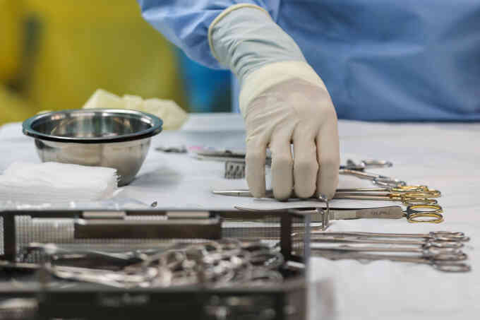 Vỡ đôi tinh hoàn vì con trai dùng đồ chơi đập trúng