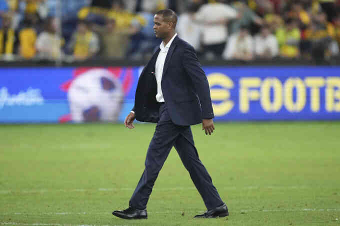 CĐV Indonesia đòi đuổi HLV Kluivert sau khi thua Australia