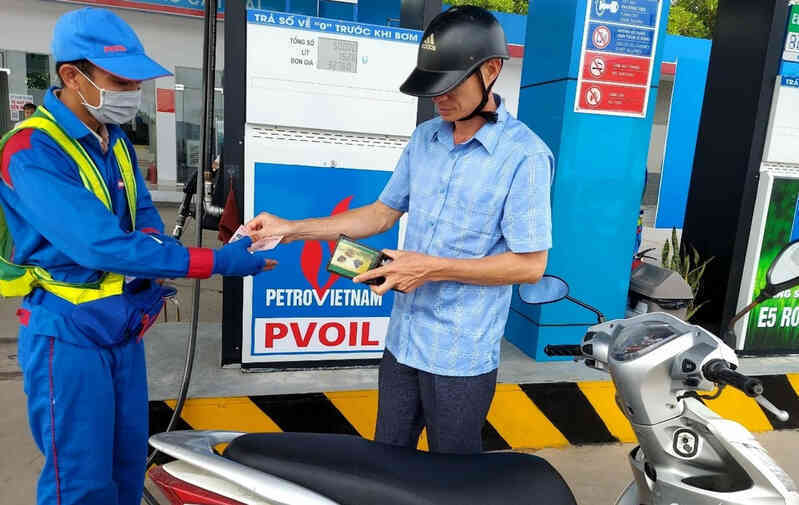 Giá xăng bật tăng trở lại, RON 95 vượt 20.000 đồng/lít