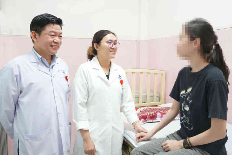 Sau khi đột ngột ngất xỉu trong lớp, bé gái 14 tuổi một mình khóc, cười về đêm