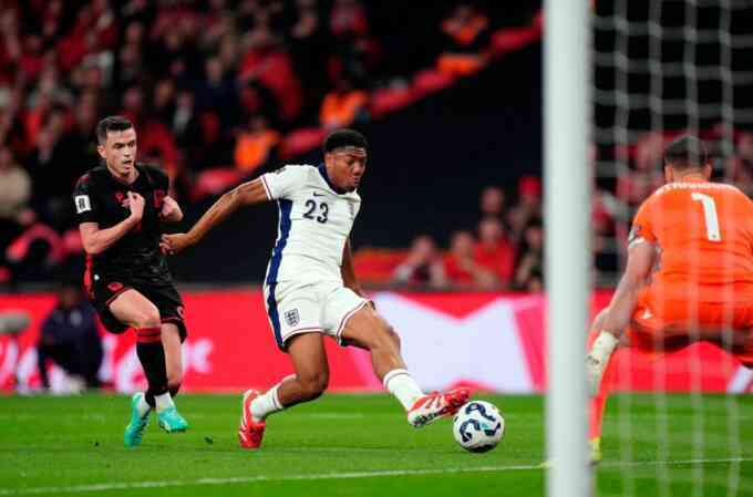 Hậu vệ sinh năm 2006 phá kỷ lục của Rashford ở tuyển Anh