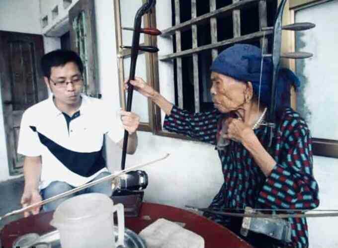 Chàng trai bỏ việc đi hát xẩm