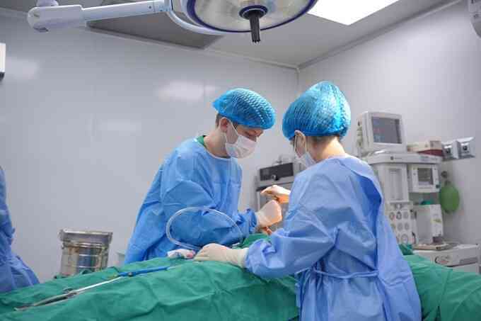 Silicon vón cục đẩy lên lưng sau chi 50 triệu nâng vòng ba