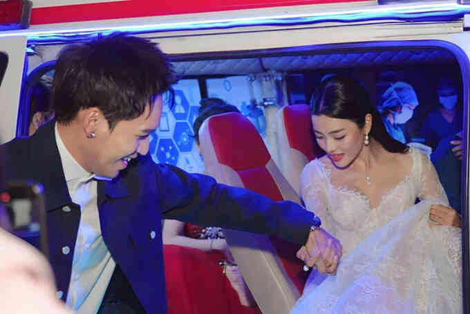 Diễn viên xin lỗi vì đi xe cứu thương đến sự kiện