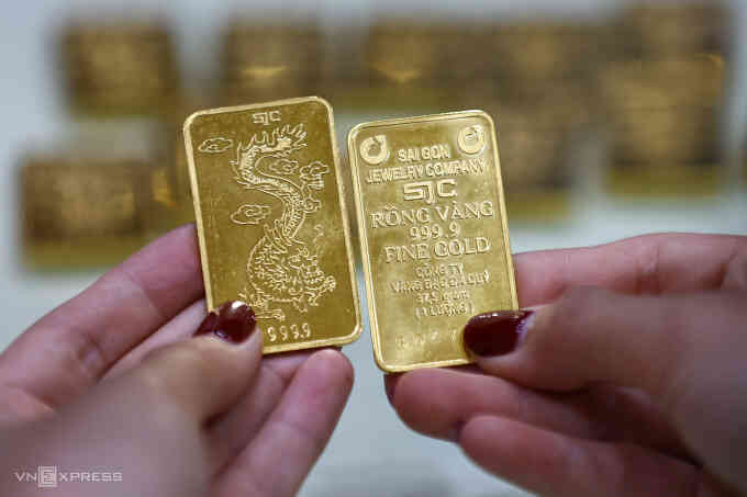 Giá vàng lên sát đỉnh, vượt 100 triệu đồng một lượng