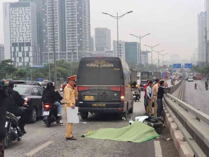 Nữ xe ôm tử vong sau va chạm xe khách ở Hà Nội