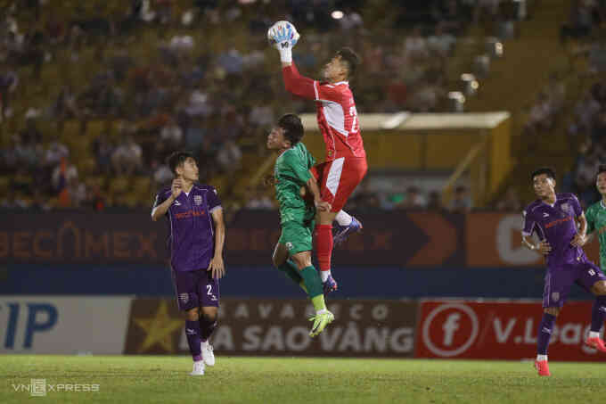 Bình Dương hạ Ninh Bình dù chịu quả 11m tranh cãi