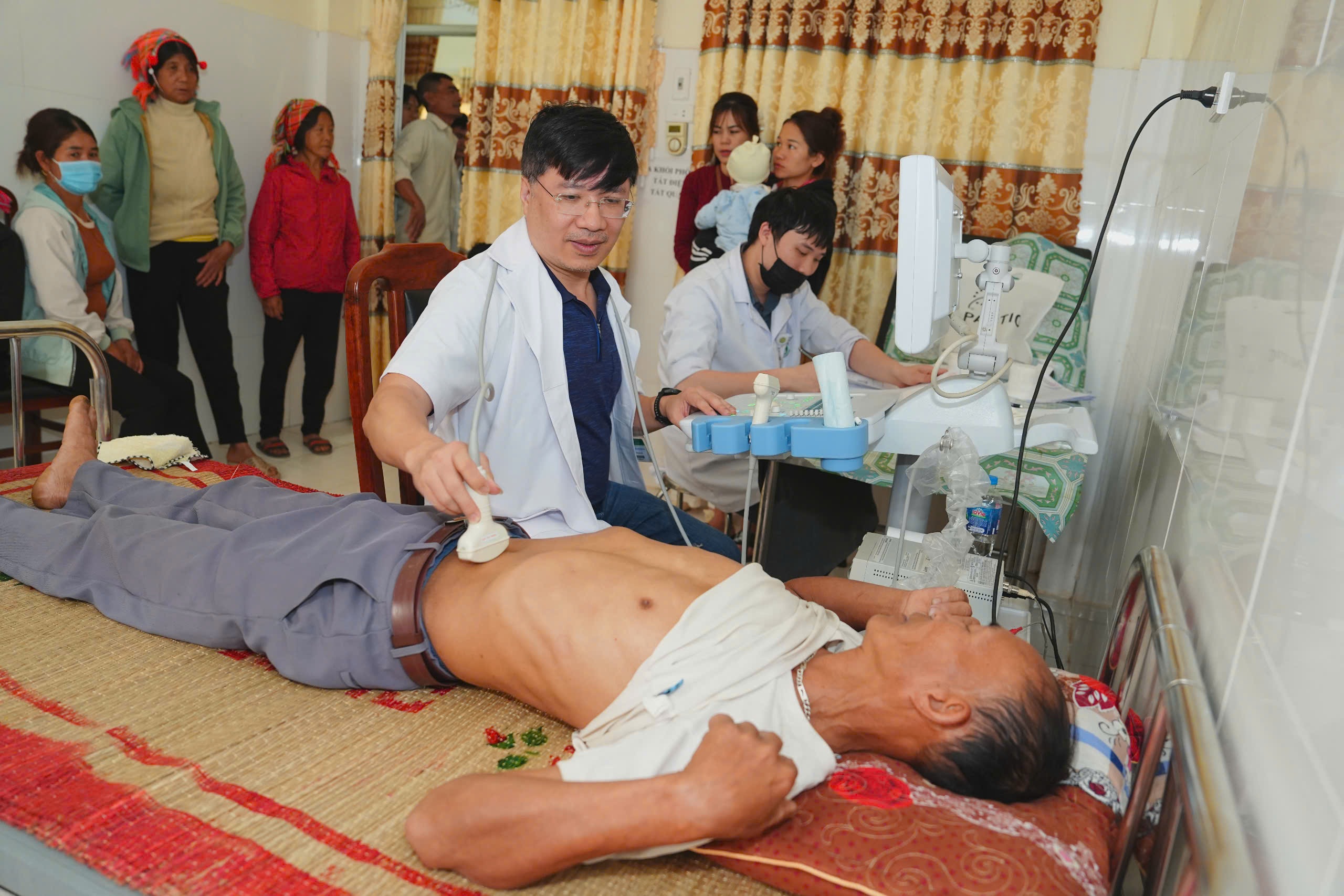 Các bác sĩ chuyên khoa hàng đầu khám bệnh miễn phí cho 1.000 người dân