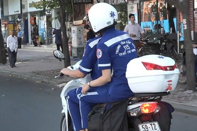Bác sĩ chạy xe 2 bánh luồn lách đến cứu cụ bà ngưng tim nằm trước hiên nhà
