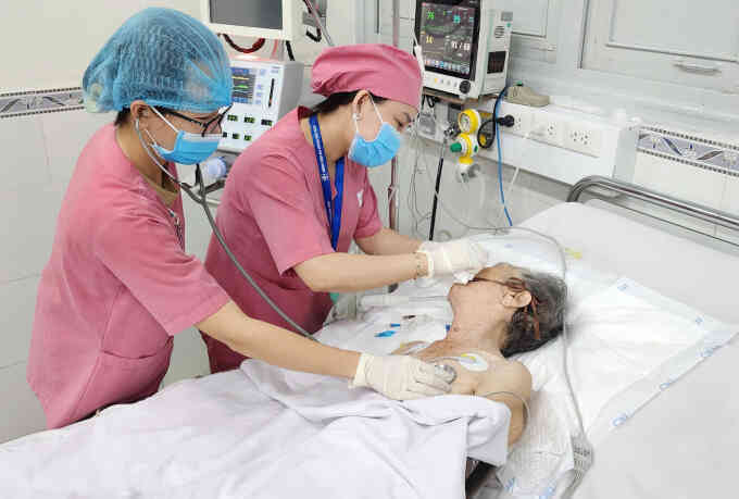Cụ bà ngưng tim, bác sĩ đi xe máy đến cấp cứu trong 5 phút