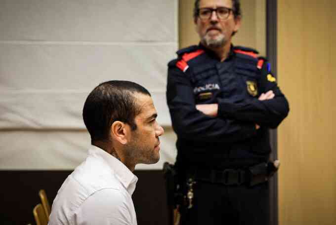 Dani Alves được bồi thường tiền cho thời gian ngồi tù