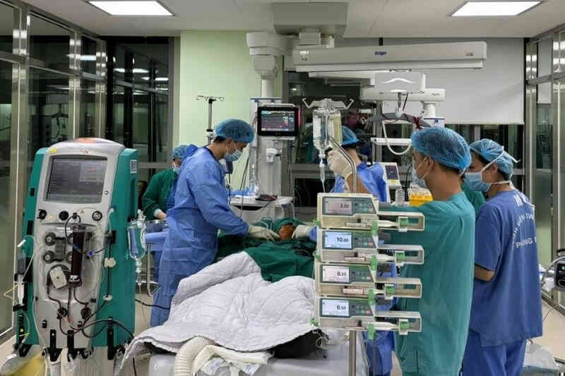 Mổ cấp cứu cho người đàn ông Hà Nội hôn mê, nguy kịch vì đau răng