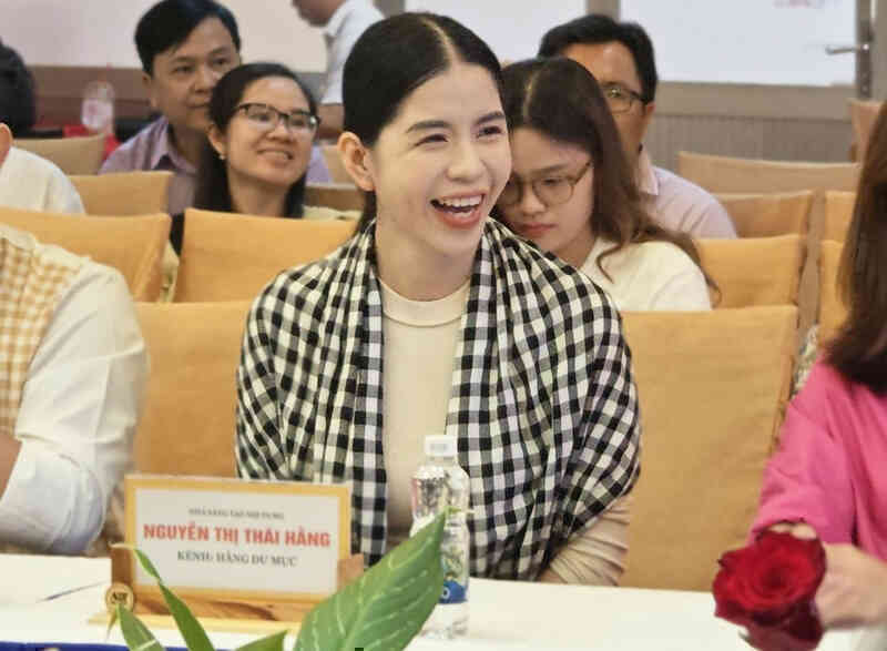 Loạt doanh nghiệp ẩn sau ‘chiến thần livestream’ Hằng Du Mục và Quang Linh Vlogs