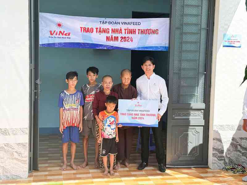 Tập đoàn Vinafeed trao 59 nhà tình thương