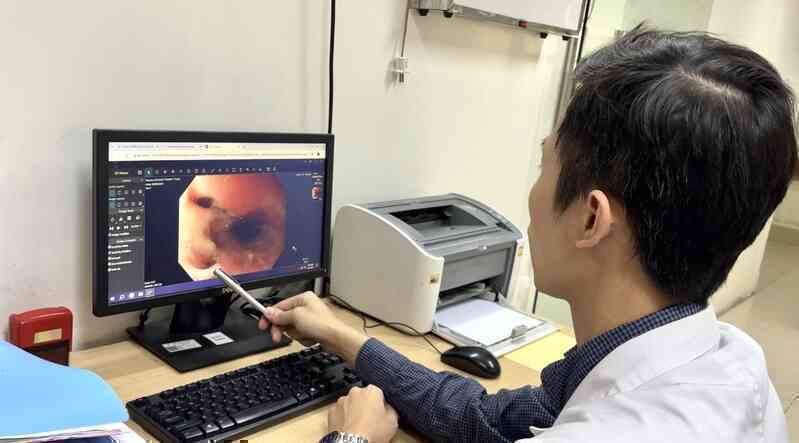 Đang chơi đùa, bé gái bất ngờ bị chó nhà cắn vào cổ