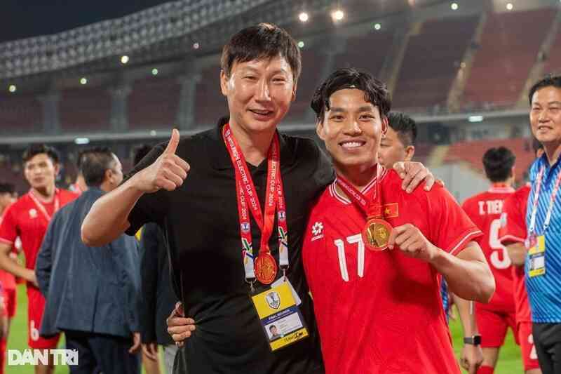 HLV Kim Sang Sik dẫn dắt nhiều ngôi sao Đông Nam Á chạm trán Man Utd