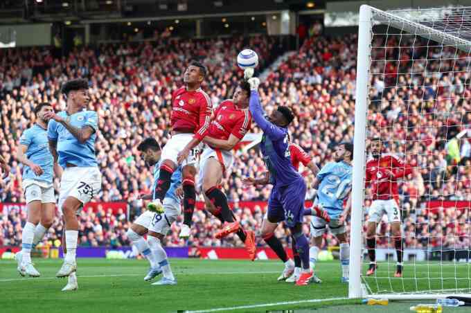 Onana bực tức khi bị chê là thủ môn tệ nhất lịch sử Man Utd